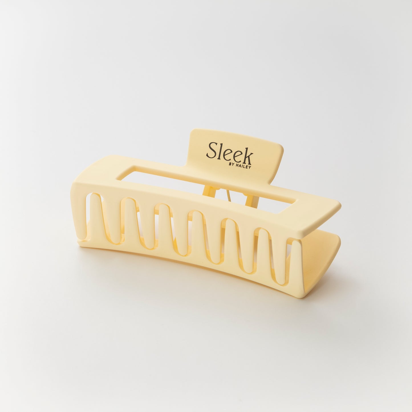 CREAM CLAW HAIR CLIP